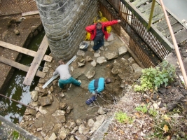 Ratmírovský velký – oprava kamenné dlažby u česlové stěny 