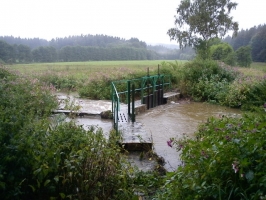 Rozdělovací objekt nad rybníkem Hons při povodni v srpnu 2010 